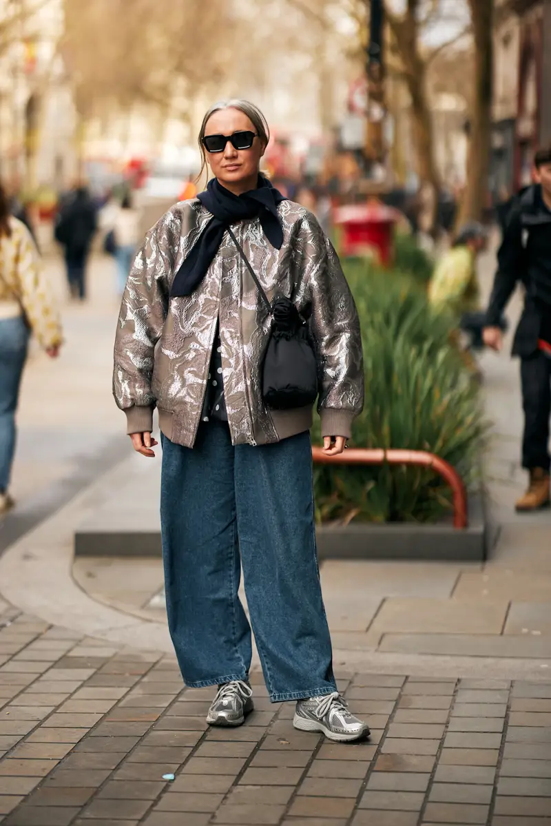 Blouson aviateur tendance 2026 avec jean et New Balance – look urbain