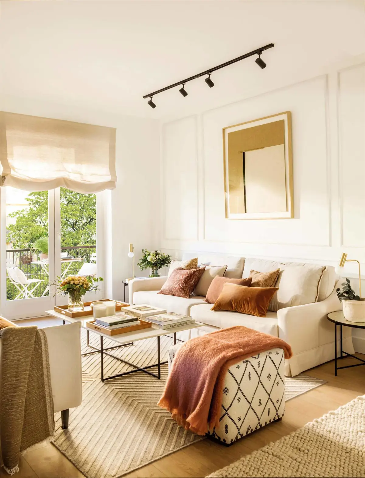 "Salon chaleureux en hiver avec éclairage doux et textiles naturels"