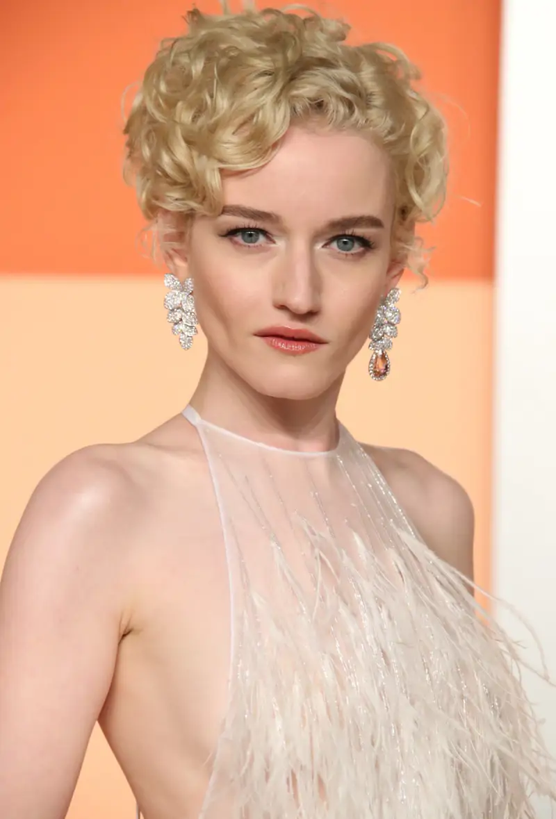 Coupe bixie bouclée entre pixie et carré pour cheveux ondulés