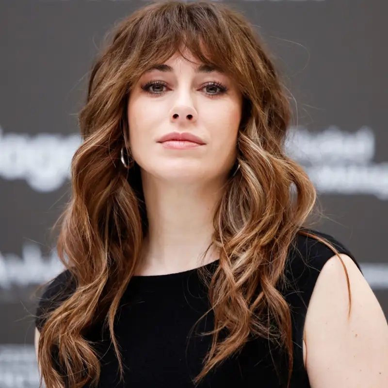 Coupe shaggy pour cheveux bouclés apportant volume et mouvement naturel