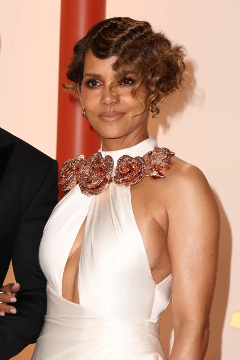 Coupe pixie longue texturée idéale pour cheveux ondulés et bouclés